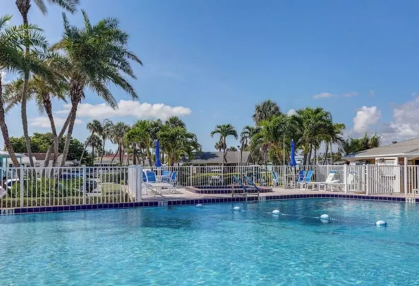 South Hutchinson Island Cottage W/ Beach Access!