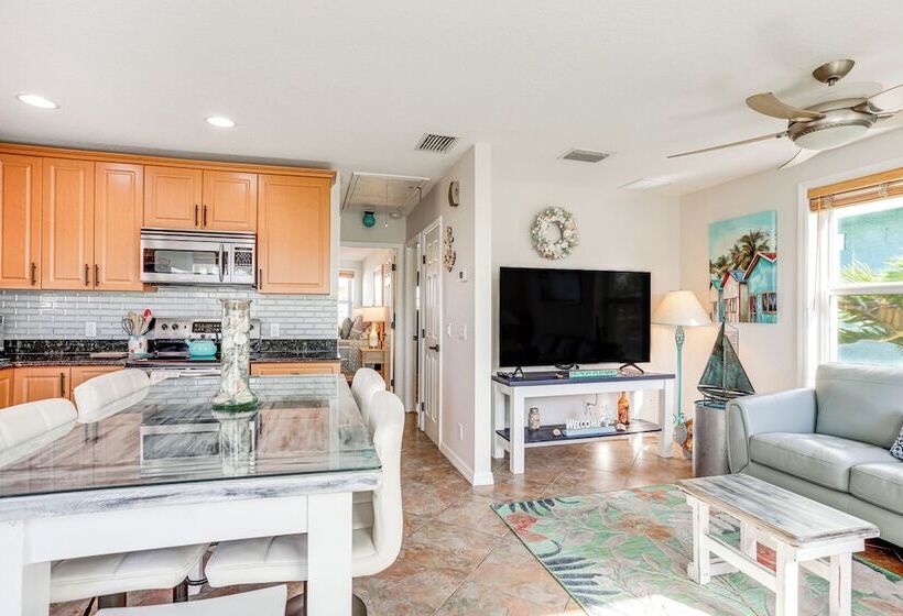 South Hutchinson Island Cottage W/ Beach Access!