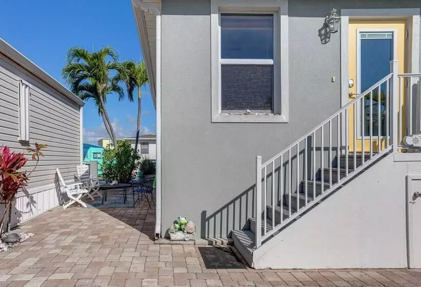 South Hutchinson Island Cottage W/ Beach Access!