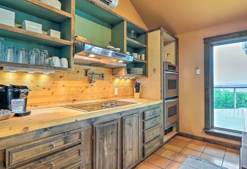 Spacious Canyon Lake Home On 3 Acre Property