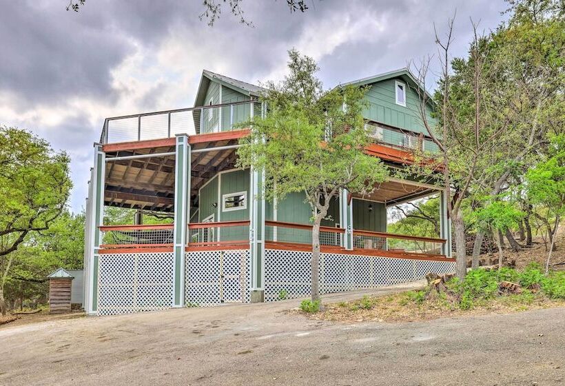 Spacious Canyon Lake Home On 3 Acre Property