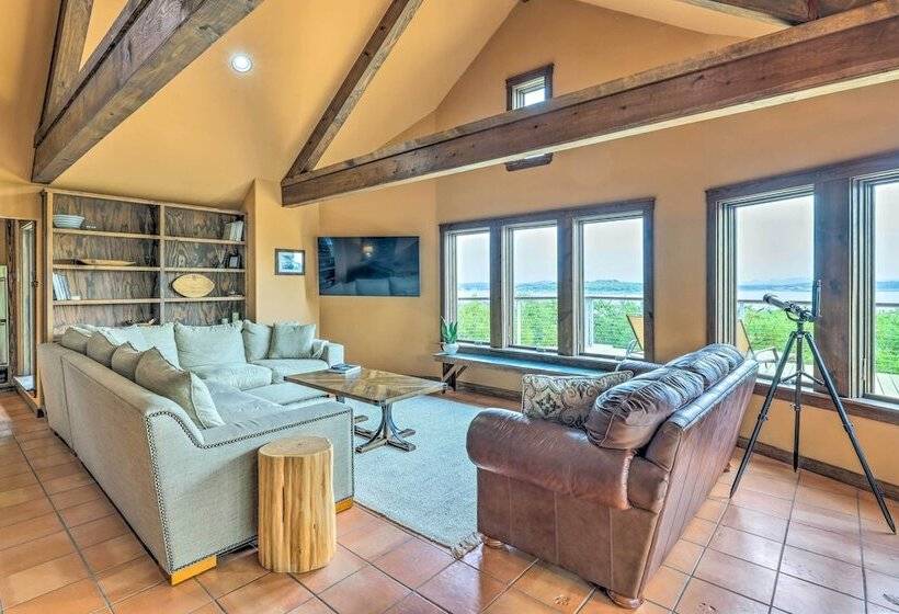 Spacious Canyon Lake Home On 3 Acre Property