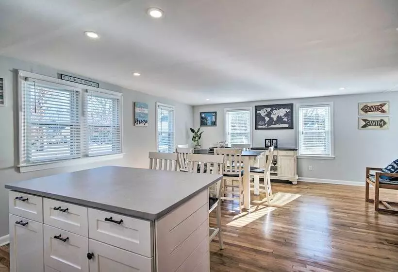 Spacious East Falmouth House   Walk To Great Pond!