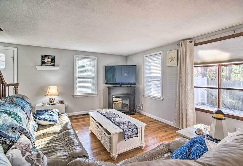 Spacious East Falmouth House   Walk To Great Pond!