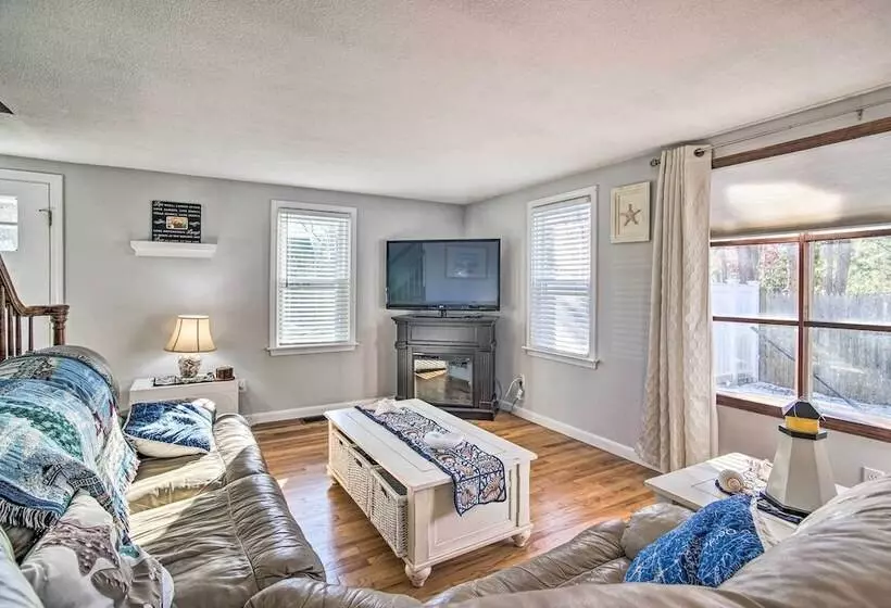 Spacious East Falmouth House   Walk To Great Pond!