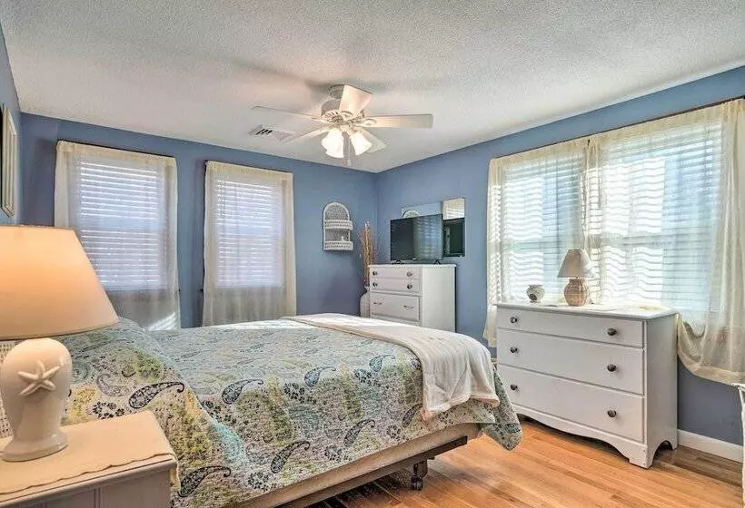 Spacious East Falmouth House   Walk To Great Pond!