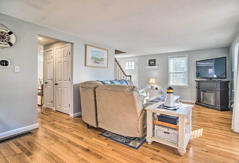 Spacious East Falmouth House   Walk To Great Pond!