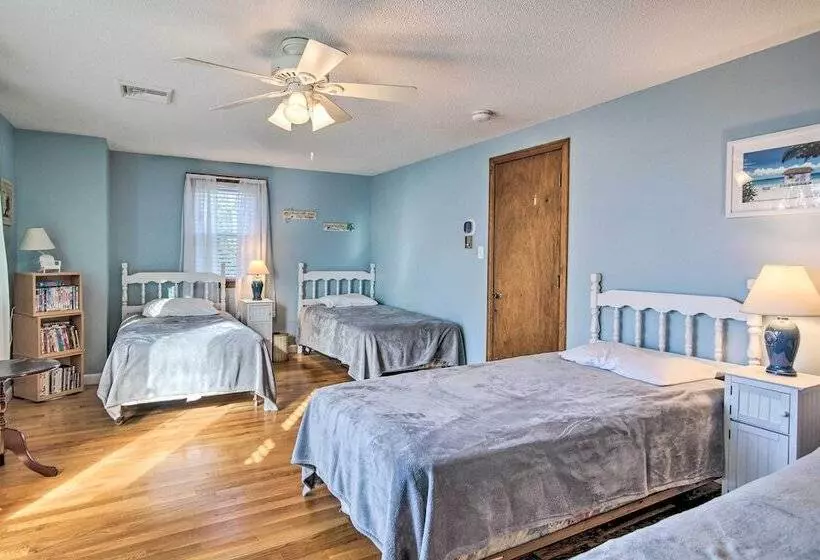 Spacious East Falmouth House   Walk To Great Pond!