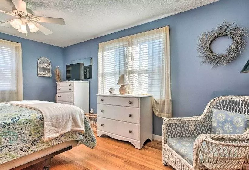 Spacious East Falmouth House   Walk To Great Pond!