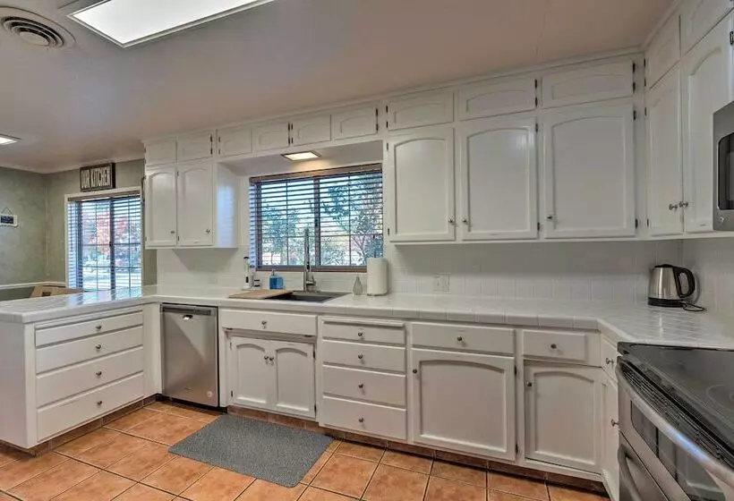 Spacious Wine Country Home: 1 Mi To Downtown Lodi!