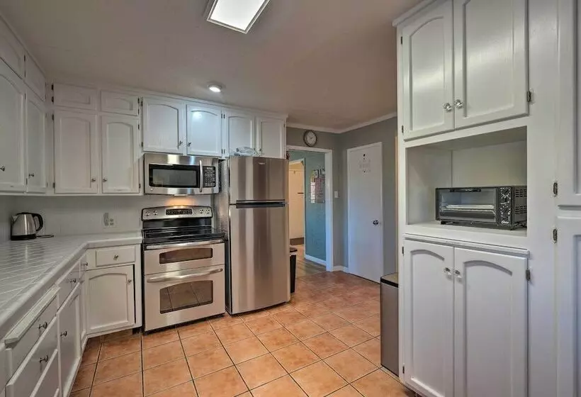 Spacious Wine Country Home: 1 Mi To Downtown Lodi!