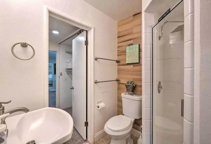 Spacious Wine Country Home: 1 Mi To Downtown Lodi!