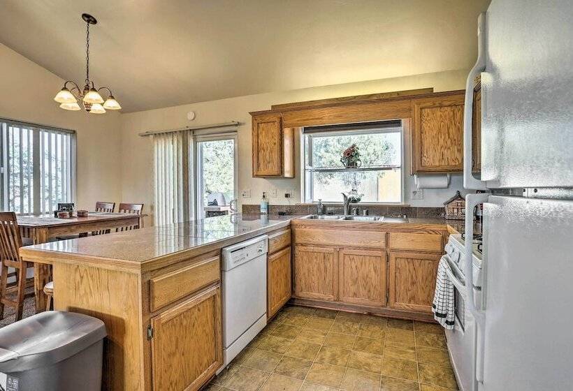 Big Bear Lake Cabin W/ Deck & Views ~ 9 Mi To Ski!