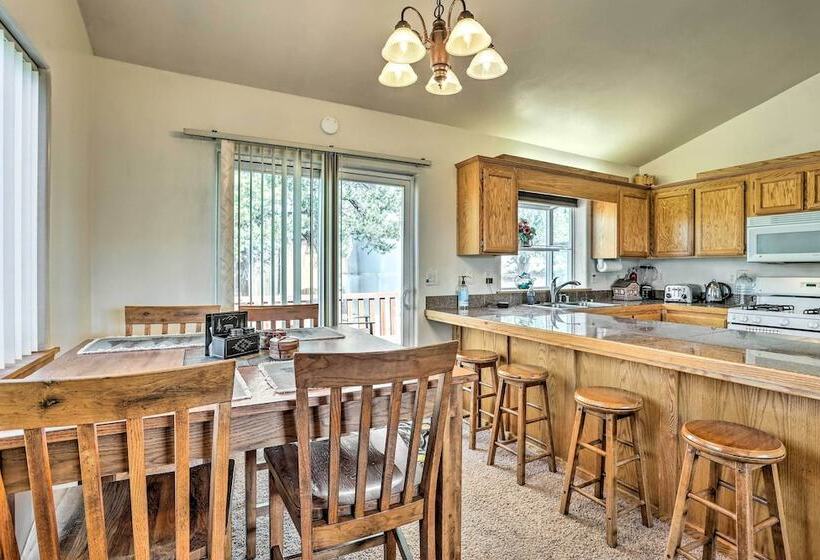 Big Bear Lake Cabin W/ Deck & Views ~ 9 Mi To Ski!