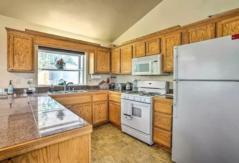 Big Bear Lake Cabin W/ Deck & Views ~ 9 Mi To Ski!