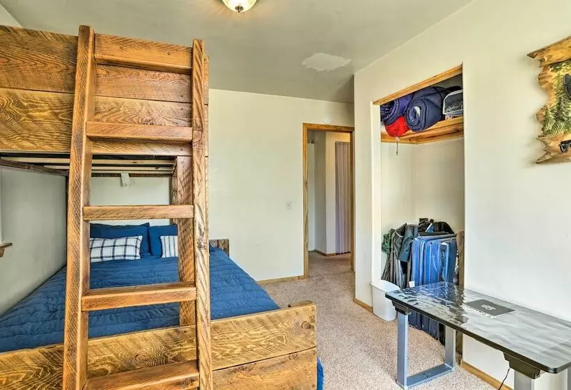 Big Bear Lake Cabin W/ Deck & Views ~ 9 Mi To Ski!