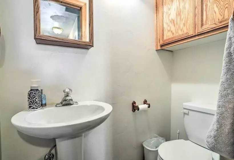 Big Bear Lake Cabin W/ Deck & Views ~ 9 Mi To Ski!