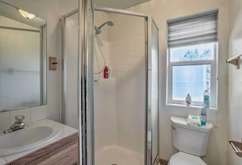 Big Bear Lake Cabin W/ Deck & Views ~ 9 Mi To Ski!