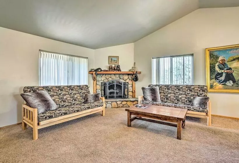 Big Bear Lake Cabin W/ Deck & Views ~ 9 Mi To Ski!