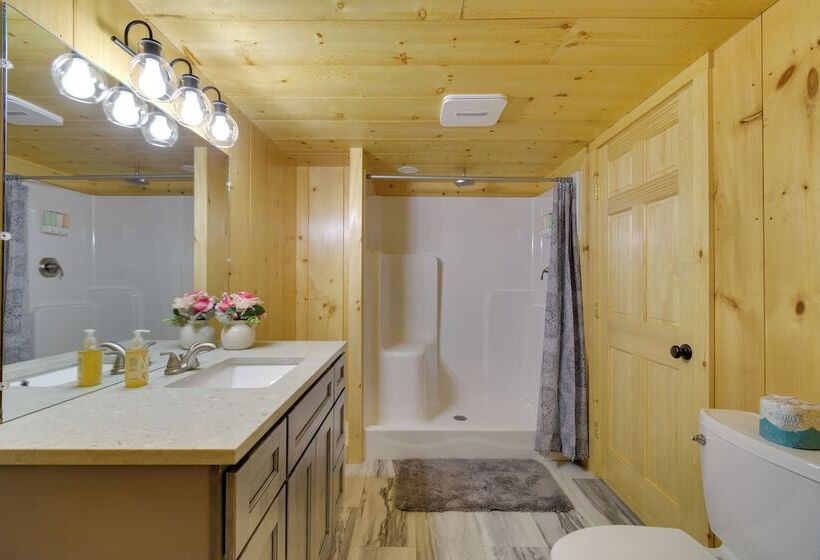 Stunning North Rose Retreat W/ Fishing Pond!