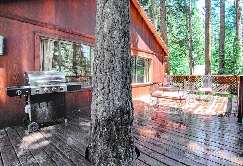 Tahoe Vista Cabin W/ Deck: 1 Mi To Kings Beach!