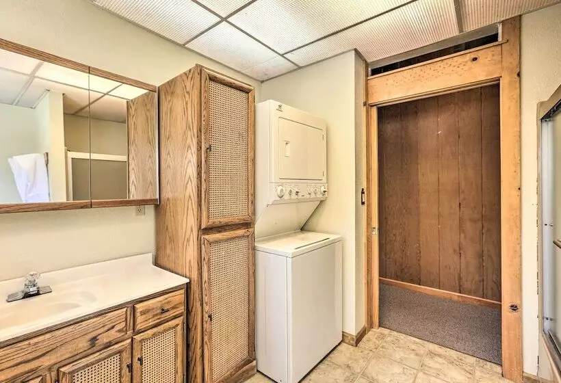 Tahoe Vista Cabin W/ Deck: 1 Mi To Kings Beach!
