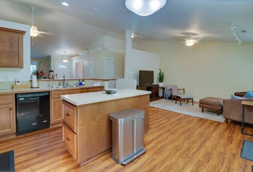 Beautiful Pet Friendly Washougal Home W/ Fire Pit!