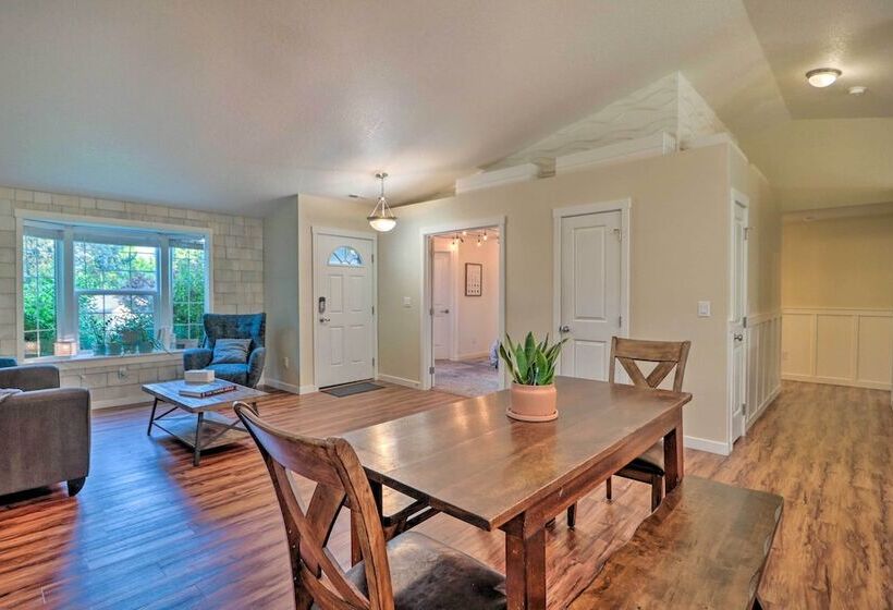Beautiful Pet Friendly Washougal Home W/ Fire Pit!