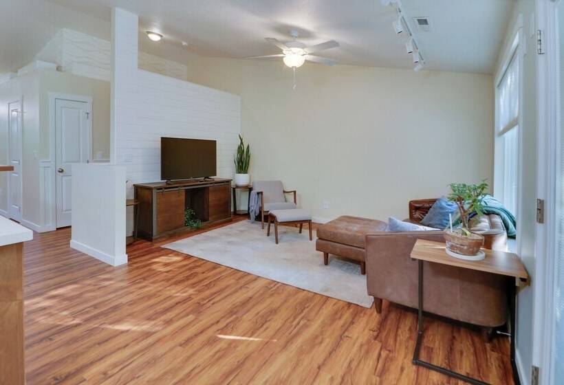 Beautiful Pet Friendly Washougal Home W/ Fire Pit!