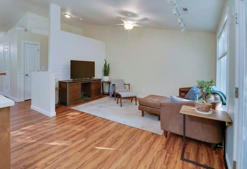 Beautiful Pet Friendly Washougal Home W/ Fire Pit!