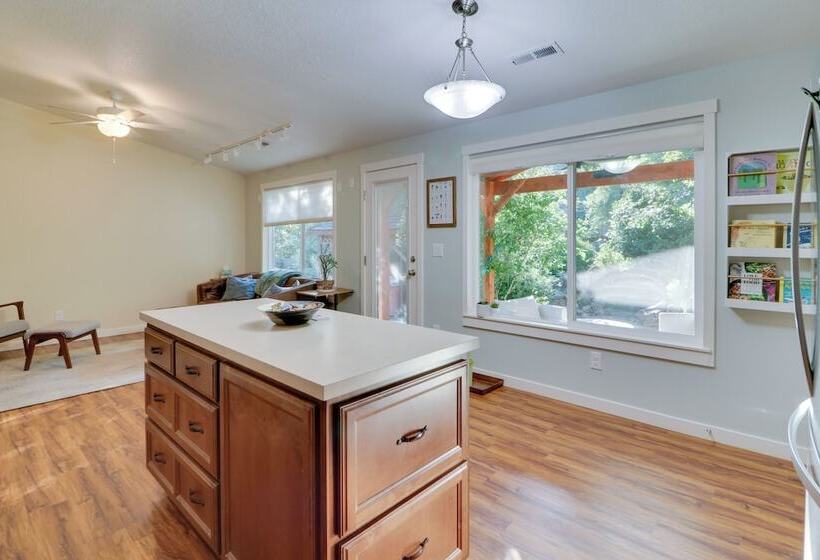 Beautiful Pet Friendly Washougal Home W/ Fire Pit!