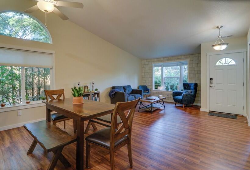 Beautiful Pet Friendly Washougal Home W/ Fire Pit!