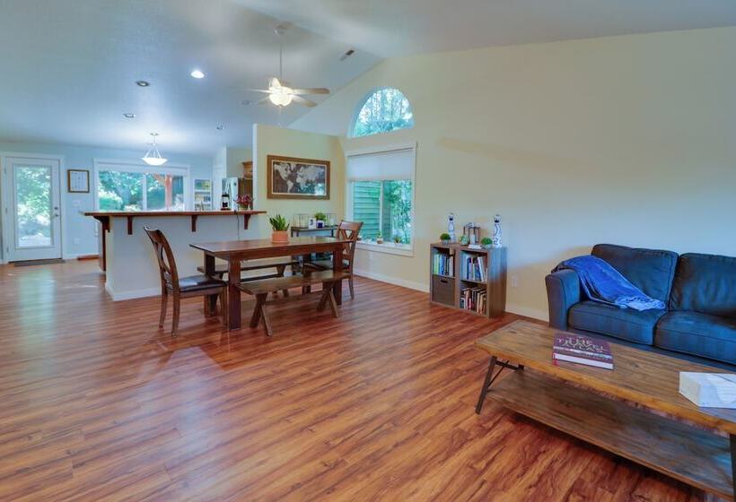 Beautiful Pet Friendly Washougal Home W/ Fire Pit!