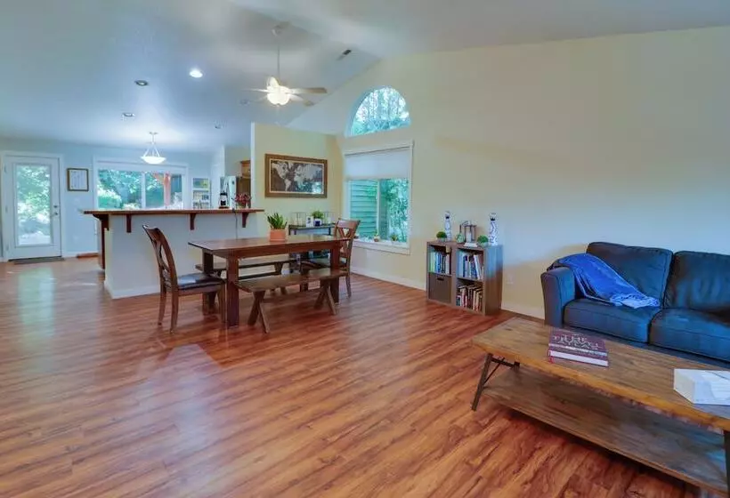 Beautiful Pet Friendly Washougal Home W/ Fire Pit!