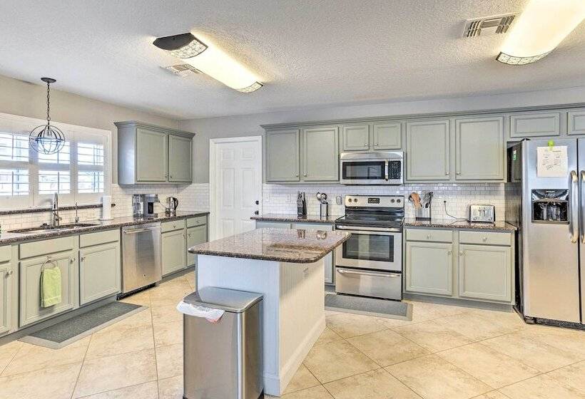 2 Mi To City Center: Spacious Port St Lucie Home!