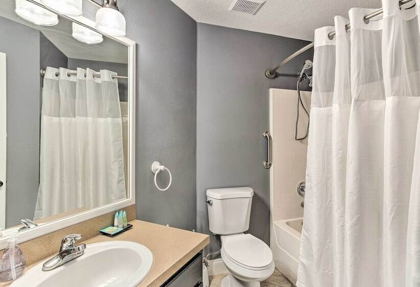 2 Mi To City Center: Spacious Port St Lucie Home!