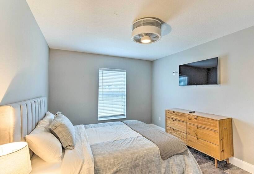 2 Mi To City Center: Spacious Port St Lucie Home!