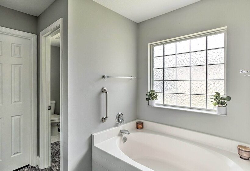 2 Mi To City Center: Spacious Port St Lucie Home!