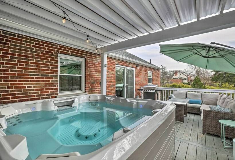Bright & Spacious Cincinnati Retreat W/ Hot Tub!