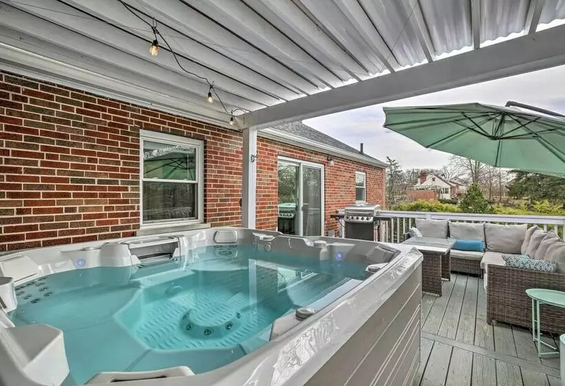 Bright & Spacious Cincinnati Retreat W/ Hot Tub!