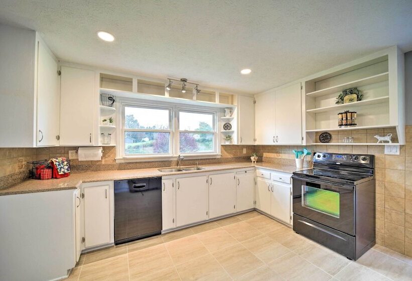 Home W/ Yard: 8 Mi To French Broad River Park