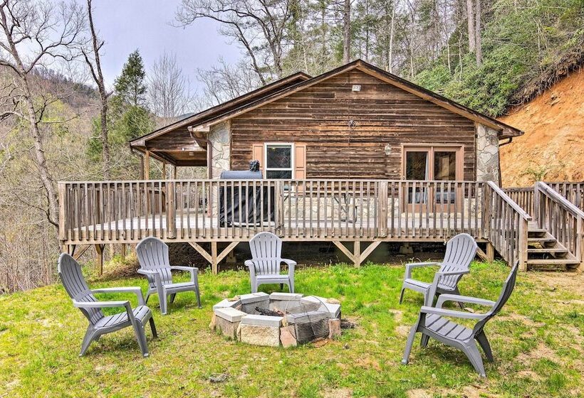 Fire Pit & Mtn Views: Charming Marion Cabin!