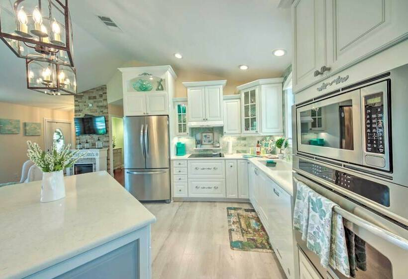 Elegant Cape Coral Home: Private Pool, Grill!