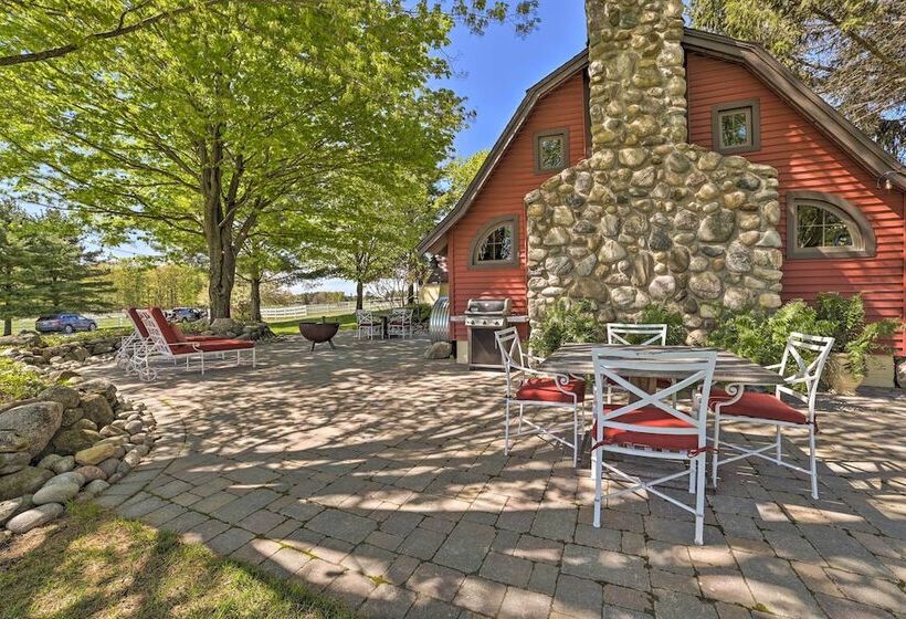 Peaceful Farmhouse W/ Fire Pit: Near Town & Lake!