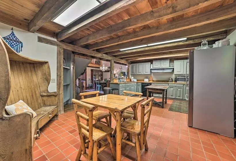 Peaceful Farmhouse W/ Fire Pit: Near Town & Lake!