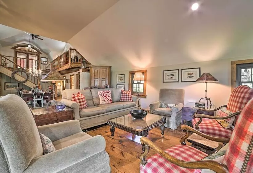 Peaceful Farmhouse W/ Fire Pit: Near Town & Lake!