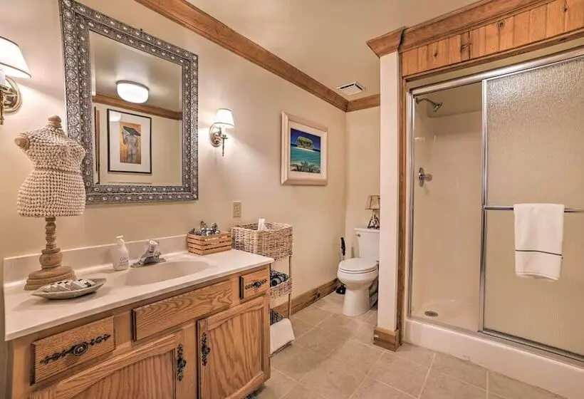 Peaceful Farmhouse W/ Fire Pit: Near Town & Lake!