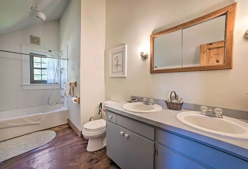 Peaceful Farmhouse W/ Fire Pit: Near Town & Lake!