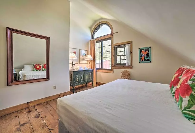 Peaceful Farmhouse W/ Fire Pit: Near Town & Lake!