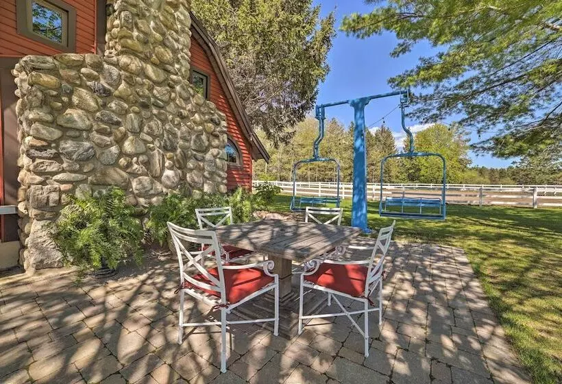 Peaceful Farmhouse W/ Fire Pit: Near Town & Lake!